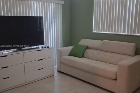 Casa en venta en Miami, Florida, 4 dormitorios, 165.37 m2 № 2056608 - foto 19