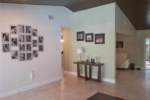 Casa en venta en Miami, Florida, 4 dormitorios, 165.37 m2 № 2056608 - foto 10