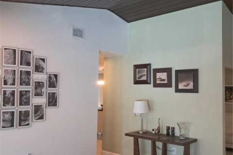 Casa en venta en Miami, Florida, 4 dormitorios, 165.37 m2 № 2056608 - foto 5