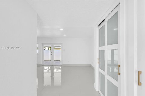 Villa ou maison à louer à Miami, Floride: 4 chambres, 147.16 m2 № 1987505 - photo 5