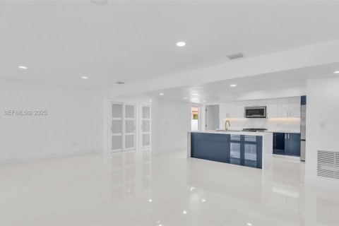 Villa ou maison à louer à Miami, Floride: 4 chambres, 147.16 m2 № 1987505 - photo 8