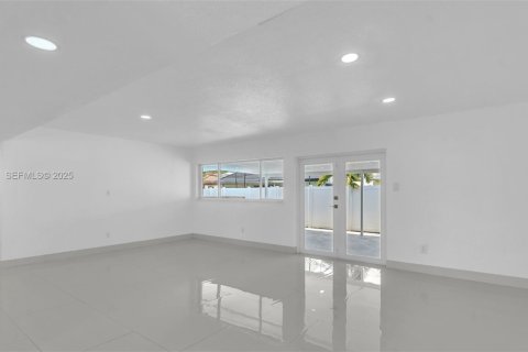 Villa ou maison à louer à Miami, Floride: 4 chambres, 147.16 m2 № 1987505 - photo 6