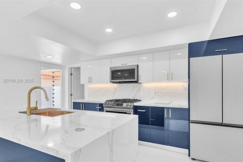 Villa ou maison à louer à Miami, Floride: 4 chambres, 147.16 m2 № 1987505 - photo 11