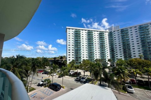 Condo in Sunny Isles Beach, Florida, 1 bedroom  № 2076767 - photo 22