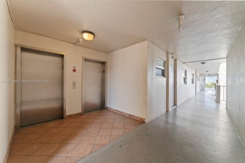 Copropriété à louer à North Miami Beach, Floride: 1 chambre, 70.14 m2 № 1975967 - photo 6