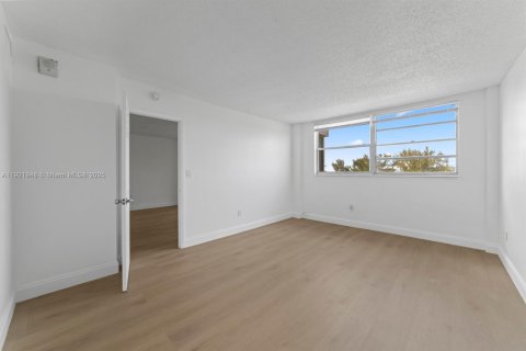Copropriété à louer à North Miami Beach, Floride: 1 chambre, 70.14 m2 № 1975967 - photo 19