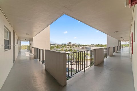 Copropriété à louer à North Miami Beach, Floride: 1 chambre, 70.14 m2 № 1975967 - photo 8