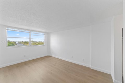 Copropriété à louer à North Miami Beach, Floride: 1 chambre, 70.14 m2 № 1975967 - photo 20