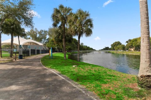Copropriété à louer à North Miami Beach, Floride: 1 chambre, 70.14 m2 № 1975967 - photo 4