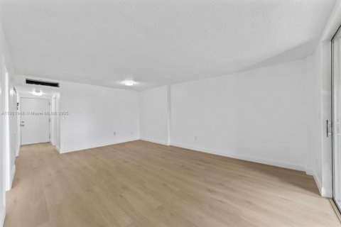 Copropriété à louer à North Miami Beach, Floride: 1 chambre, 70.14 m2 № 1975967 - photo 14