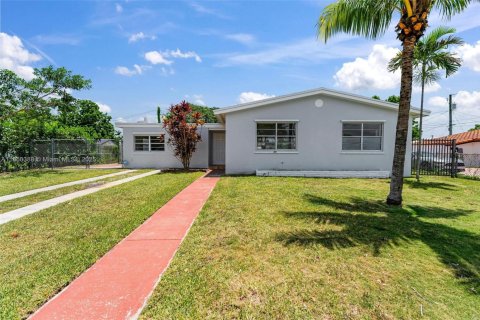 Villa ou maison à vendre à Cutler Bay, Floride: 3 chambres, 127.83 m2 № 1871639 - photo 1