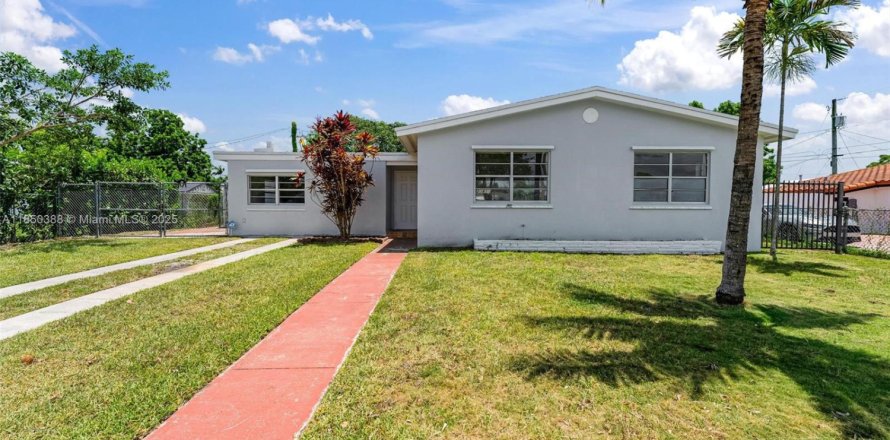 Villa ou maison à Cutler Bay, Floride 3 chambres, 127.83 m2 № 1871639