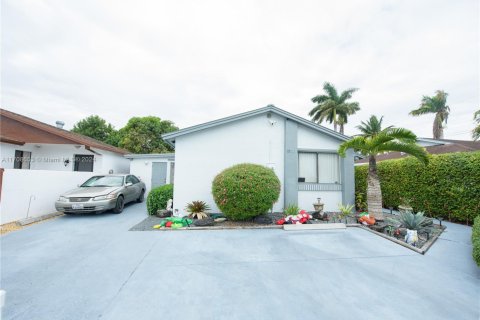 Villa ou maison à vendre à Miami, Floride: 3 chambres, 151.8 m2 № 1935440 - photo 2