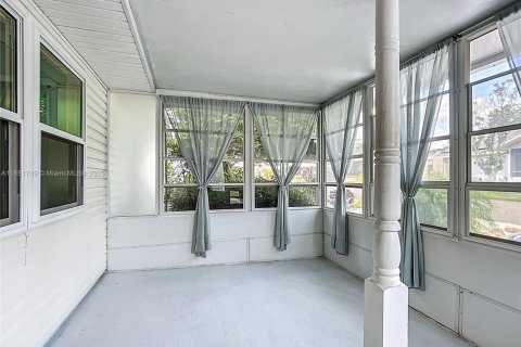 Купить виллу или дом в Лейк-Уэльс, Флорида 3 комнаты, 112.97м2, № 1871453 - фото 2