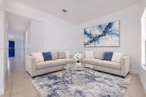 Снять в аренду виллу или дом в Хомстед, Флорида 3 спальни, 163.32м2, № 2049582 - фото 4