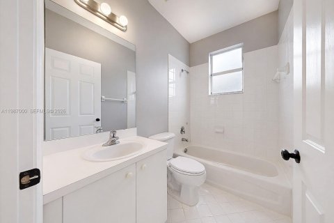 Снять в аренду виллу или дом в Хомстед, Флорида 3 спальни, 163.32м2, № 2049582 - фото 25