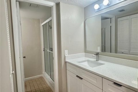 Condo in Tampa, Florida, 2 bedrooms  № 2209876 - photo 11