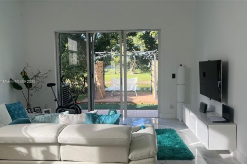 Casa en alquiler en Pembroke Pines, Florida, 3 dormitorios, 176.51 m2 № 2012352 - foto 2