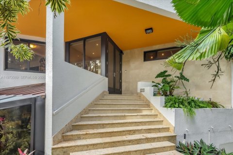 House in Miami Beach, Florida 5 bedrooms, 380.9 sq.m. № 2040164 - photo 24