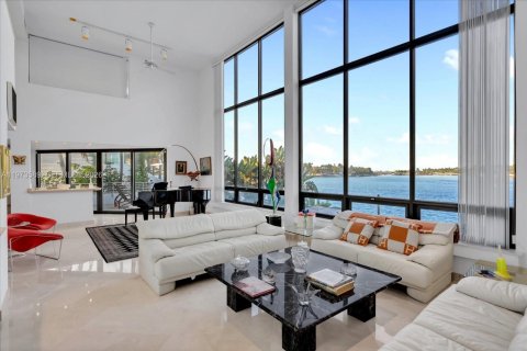 House in Miami Beach, Florida 5 bedrooms, 380.9 sq.m. № 2040164 - photo 28