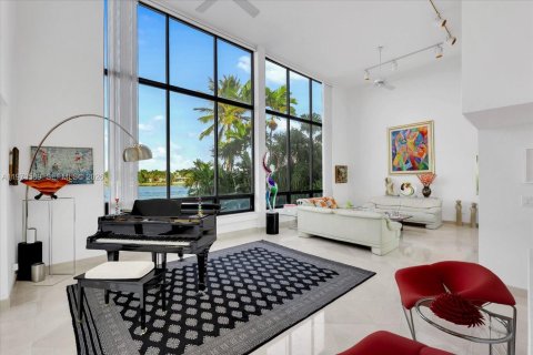 House in Miami Beach, Florida 5 bedrooms, 380.9 sq.m. № 2040164 - photo 30