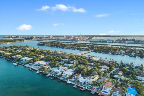 House in Miami Beach, Florida 5 bedrooms, 380.9 sq.m. № 2040164 - photo 14