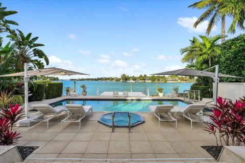 House in Miami Beach, Florida 5 bedrooms, 380.9 sq.m. № 2040164 - photo 8