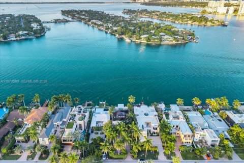 House in Miami Beach, Florida 5 bedrooms, 380.9 sq.m. № 2040164 - photo 16