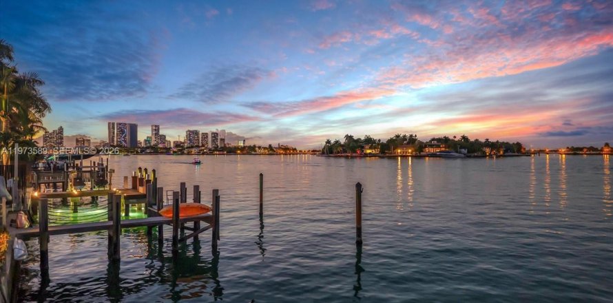 House in Miami Beach, Florida 5 bedrooms, 380.9 sq.m. № 2040164