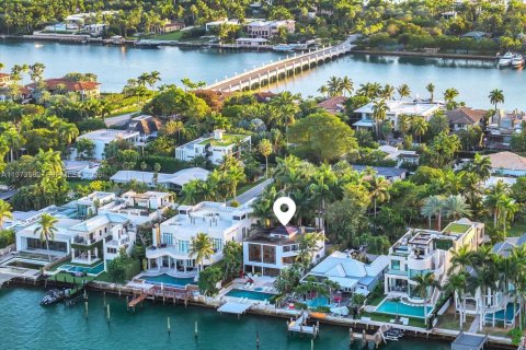 House in Miami Beach, Florida 5 bedrooms, 380.9 sq.m. № 2040164 - photo 11