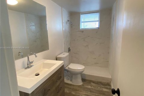 House in Hollywood, Florida 2 bedrooms № 1888812 - photo 10