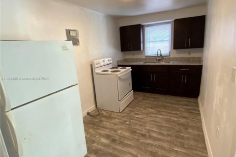 House in Hollywood, Florida 2 bedrooms № 1888812 - photo 14