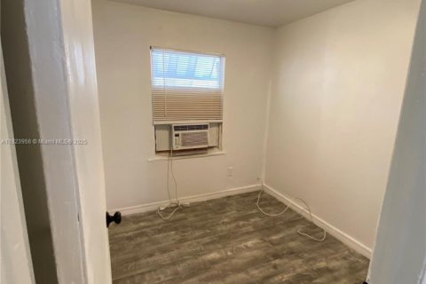 House in Hollywood, Florida 2 bedrooms № 1888812 - photo 17