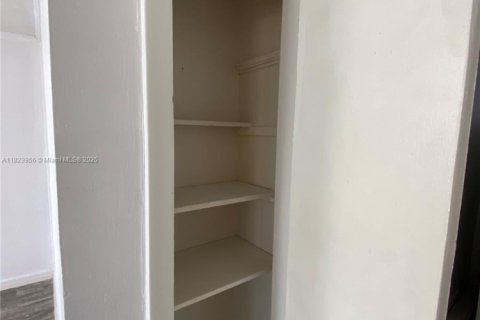House in Hollywood, Florida 2 bedrooms № 1888812 - photo 12