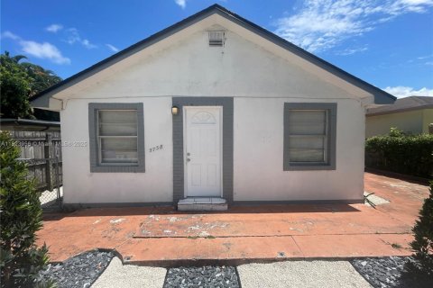 House in Hollywood, Florida 2 bedrooms № 1888812 - photo 4