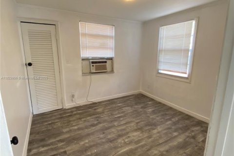 House in Hollywood, Florida 2 bedrooms № 1888812 - photo 9