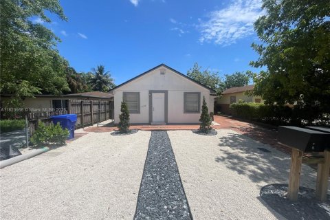 House in Hollywood, Florida 2 bedrooms № 1888812 - photo 1
