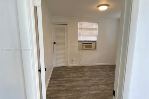 House in Hollywood, Florida 2 bedrooms № 1888812 - photo 8
