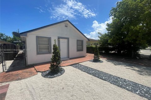 House in Hollywood, Florida 2 bedrooms № 1888812 - photo 3