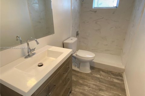 House in Hollywood, Florida 2 bedrooms № 1888812 - photo 11