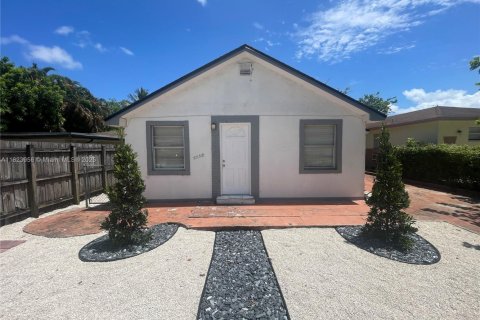 House in Hollywood, Florida 2 bedrooms № 1888812 - photo 2