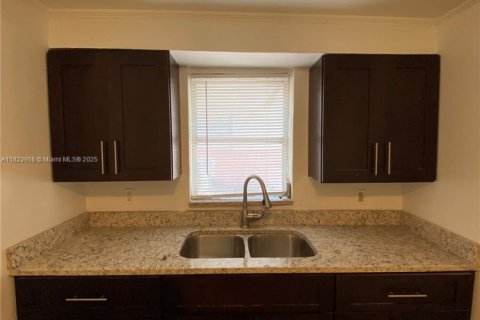 House in Hollywood, Florida 2 bedrooms № 1888812 - photo 15