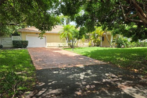 House in Miami, Florida 4 bedrooms, 200.02 sq.m. № 1465079 - photo 2
