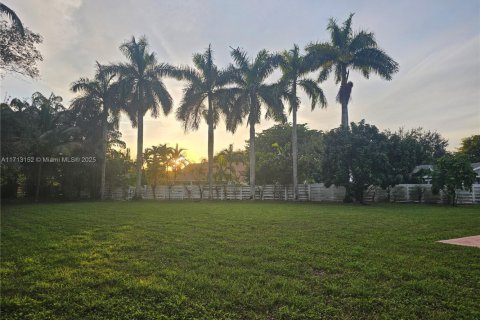 House in Miami, Florida 4 bedrooms, 200.02 sq.m. № 1465079 - photo 15