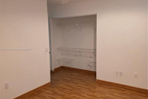 House in Miami, Florida 4 bedrooms, 200.02 sq.m. № 1465079 - photo 12