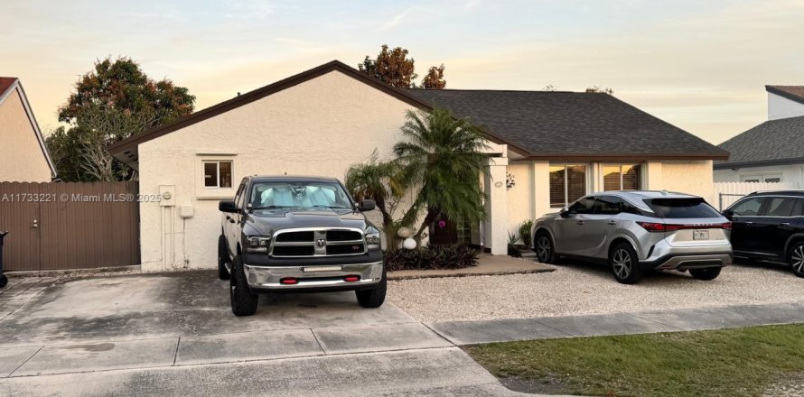 House in Miami, Florida 4 bedrooms, 180.51 sq.m. № 1935120