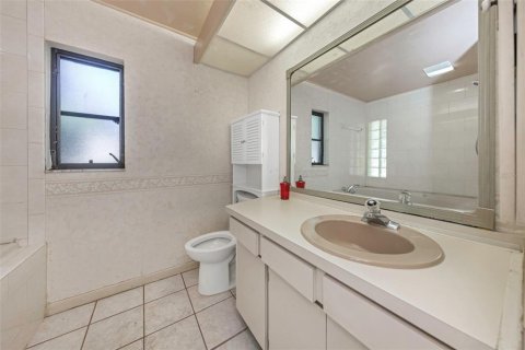 House in Clearwater, Florida 3 bedrooms, 223.99 sq.m. № 1898949 - photo 24