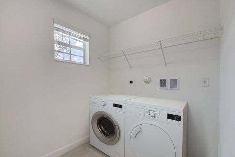 Снять в аренду таунхаус в Лейк-Уорт, Флорида 3 спальни, 185.8м2, № 1155700 - фото 1