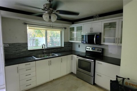 Снять в аренду виллу или дом в Мирамар, Флорида 2 спальни, 114.55м2, № 1988148 - фото 1