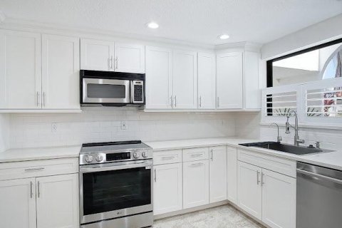 Condo in Stuart, Florida, 2 bedrooms  № 2084214 - photo 8